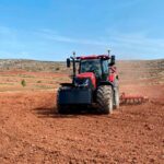 Tractor y apero trabajando en una explotación agrícola de Teruel